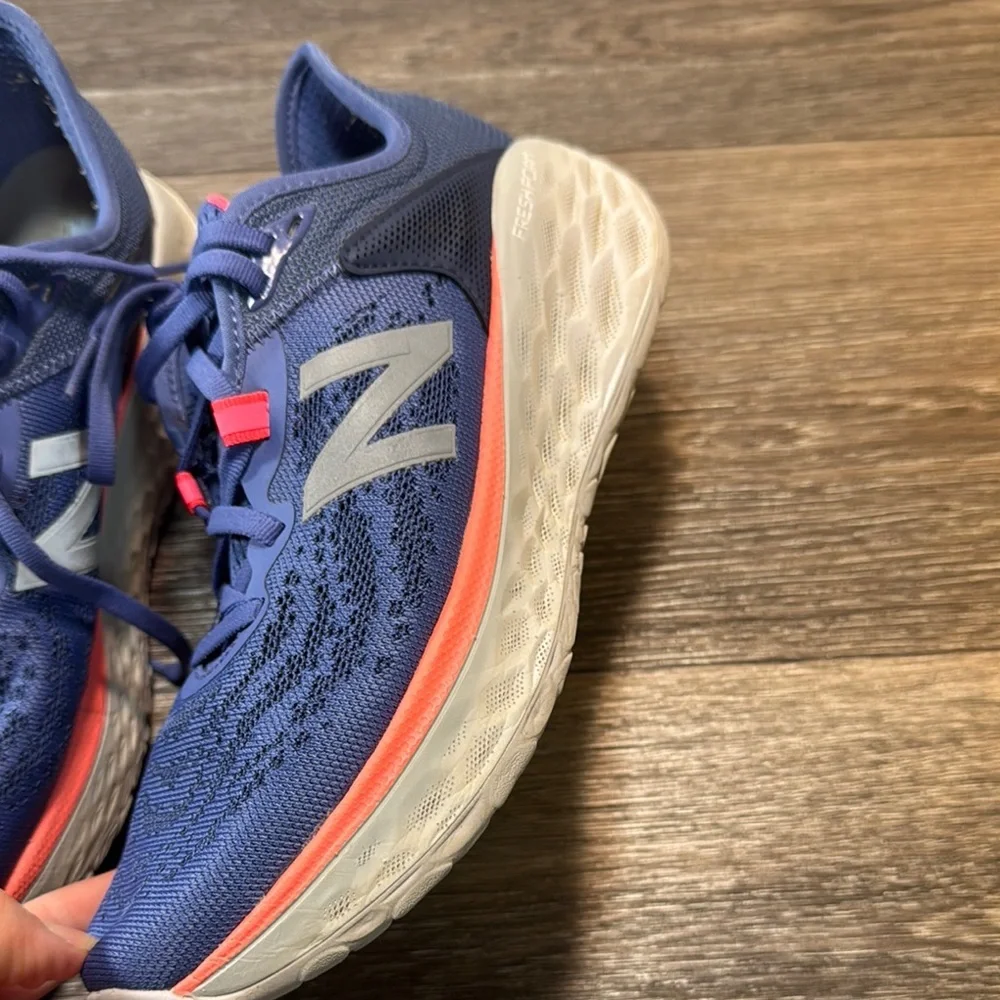 New Balance fresh foam Navy Running Shoes woman’s size 8.5 (b211)